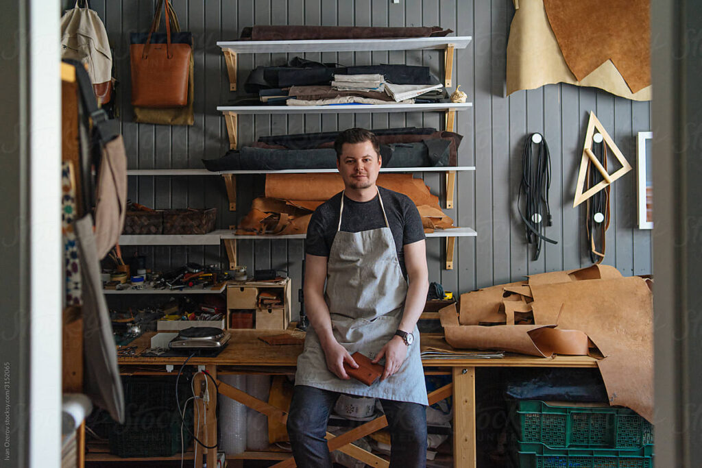 Cours de maroquinerie en atelier