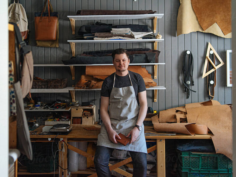 Cours de maroquinerie en atelier